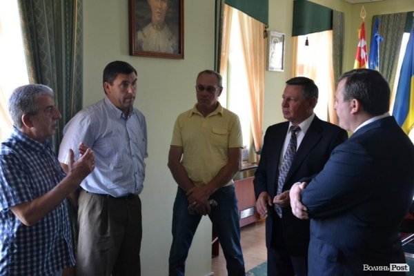 Лучани з підтоплених будинків прийшли на «розбірки» до Романюка. ФОТО