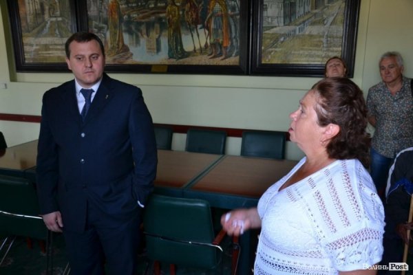 Лучани з підтоплених будинків прийшли на «розбірки» до Романюка. ФОТО