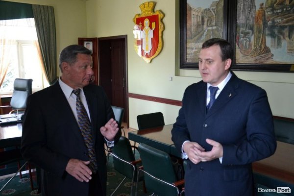 Лучани з підтоплених будинків прийшли на «розбірки» до Романюка. ФОТО