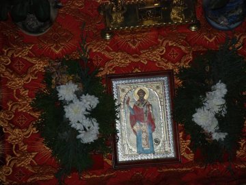 Волинському храму подарували ікону з частинкою риз святого