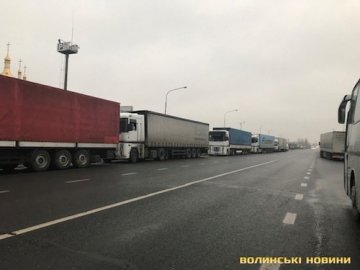 На Волинському кордоні - черги вантажівок