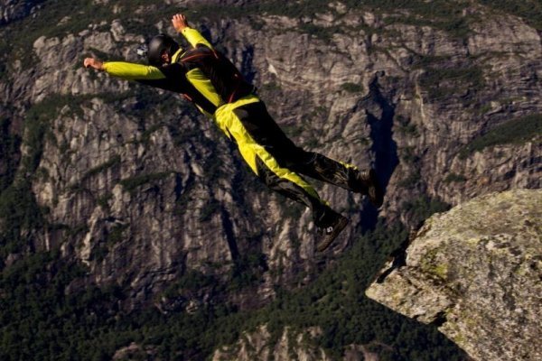 Бейсджампінг з плато Кьераг