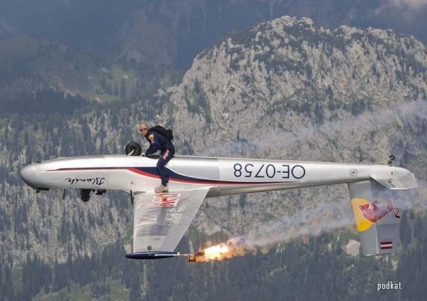 Прогулянка на крилу літака, що летить