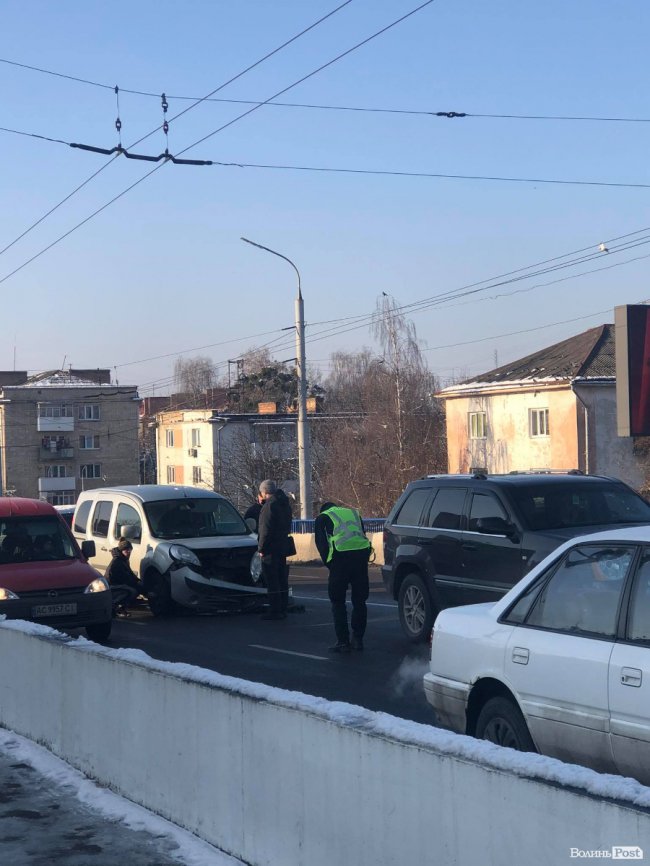 У Луцьку на мосту зіткнулись три автівки, рух – ускладнений. ФОТО