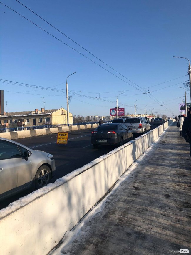 У Луцьку на мосту зіткнулись три автівки, рух – ускладнений. ФОТО