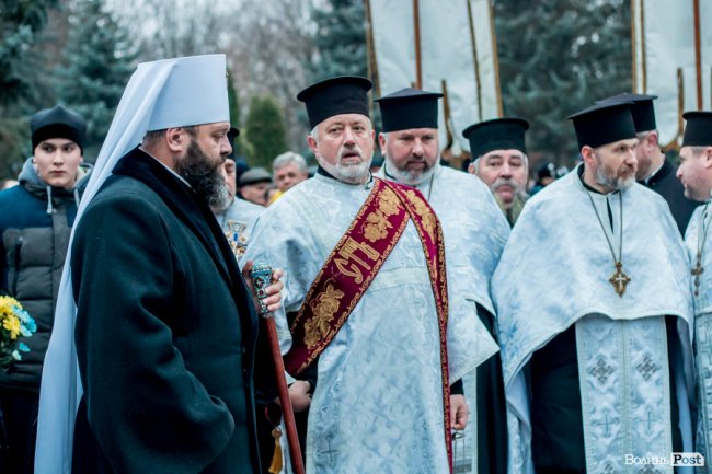 Квіти, сльози і свічки: у День Гідності та Свободи лучани вшанували пам'ять полеглих