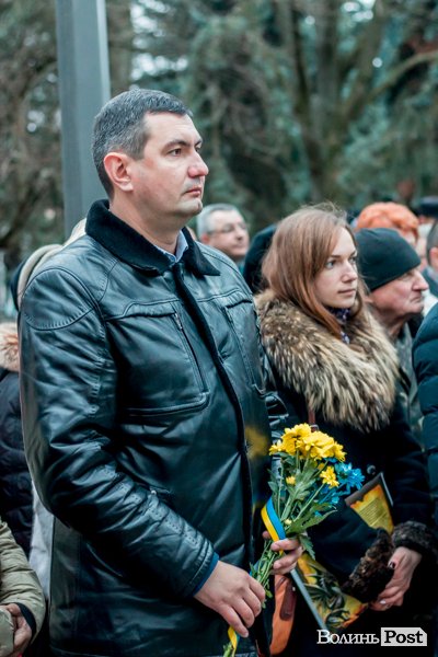 Квіти, сльози і свічки: у День Гідності та Свободи лучани вшанували пам'ять полеглих