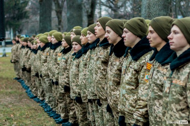 Квіти, сльози і свічки: у День Гідності та Свободи лучани вшанували пам'ять полеглих