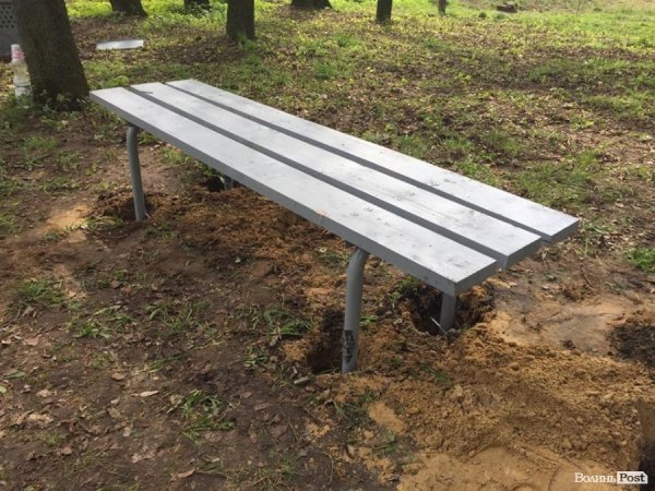 Близько тисячі людей вийшло прибирати парк 900-річчя Луцька. ФОТО. ВІДЕО