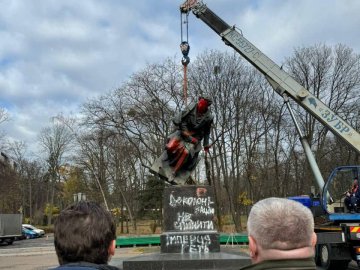 У Києві демонтували пам’ятник Пушкіну