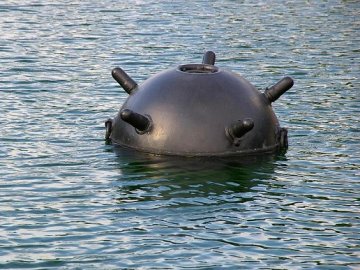 Корабель ВМС Румунії потрапив на дрейфуючу міну в Чорному морі