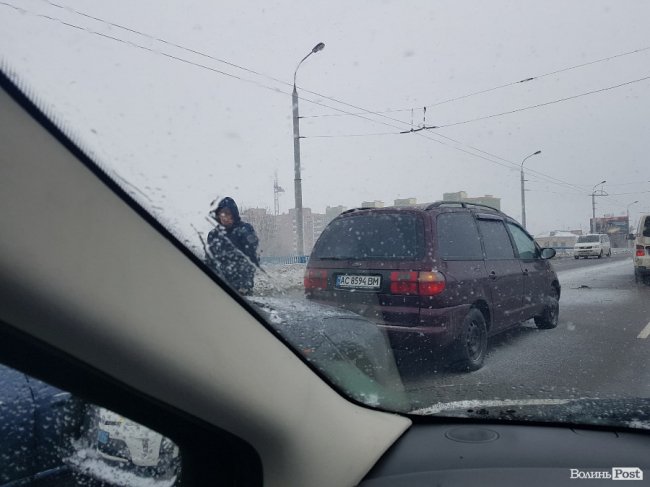 У Луцьку – аварія на мосту, проспект «стоїть» в гігантському заторі. ФОТО