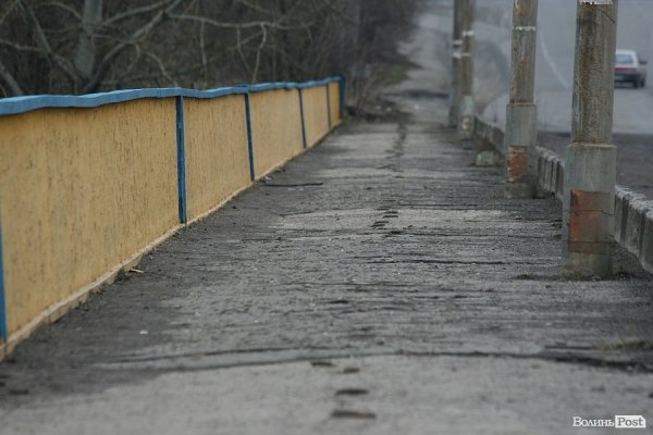 Крізь дірки у мості на Рованці видно Стир. ФОТО