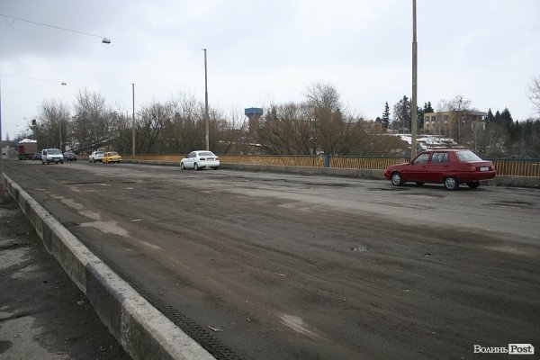 Крізь дірки у мості на Рованці видно Стир. ФОТО