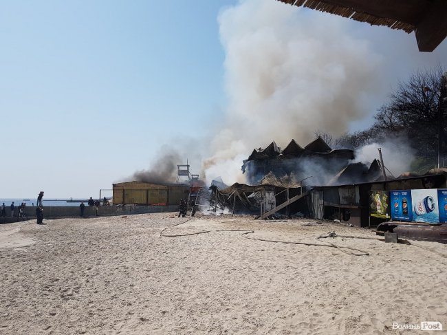 В Одесі горить кафе на набережній. ФОТО. ВІДЕО
