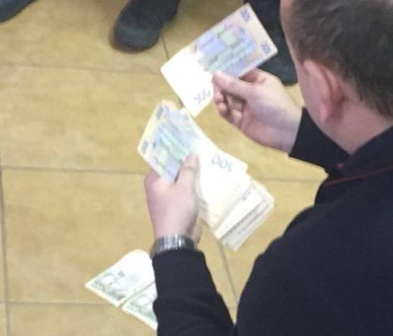 Лучанина зловили на хабарі поліцейському. ФОТО