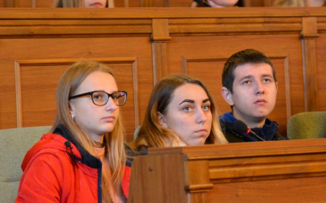 Луцькі студенти спробували себе в ролі депутатів Волиньради. ФОТО