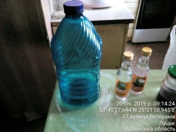 У Луцьку викрили підпільну «точку» із сурогатом