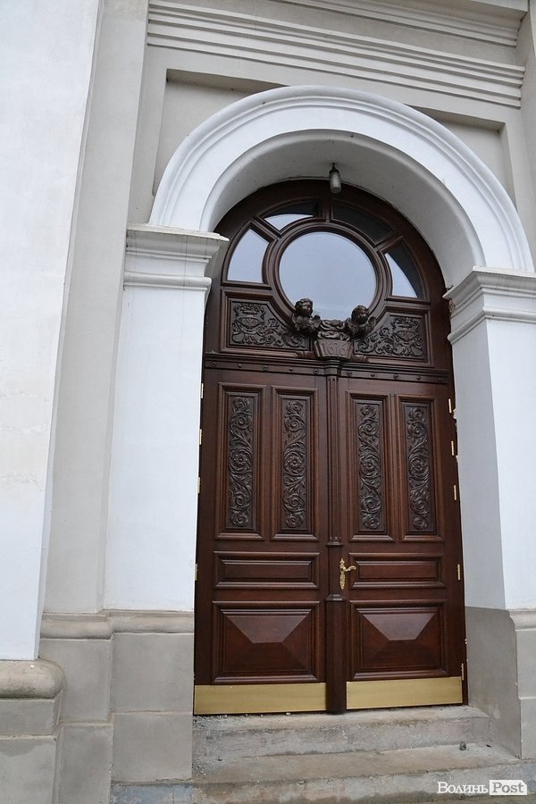 У луцькому костелі демонтували старовинні двері. ФОТО