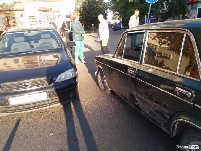 Аварія у Луцьку: не розминулися два легковики. ФОТО