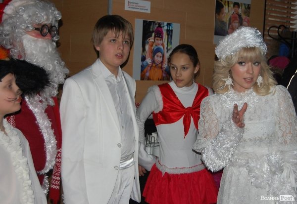 У Луцьку дітям із проблемних родин подарували новорічне свято. ФОТО