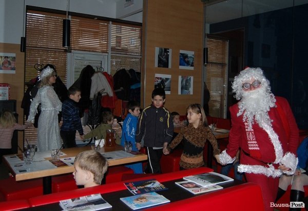 У Луцьку дітям із проблемних родин подарували новорічне свято. ФОТО