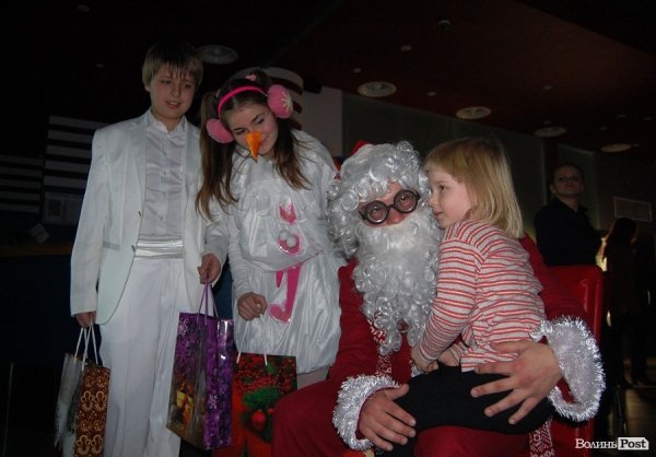 У Луцьку дітям із проблемних родин подарували новорічне свято. ФОТО