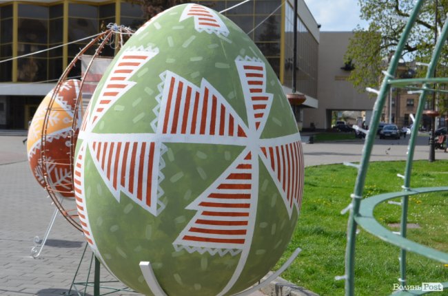 Традиційні писанки, яскраві курчатка і апетитні паски: великодній Луцьк. ФОТОРЕПОРТАЖ