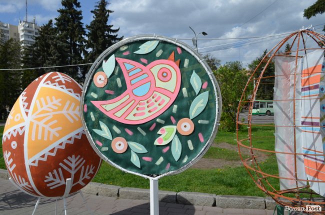 Традиційні писанки, яскраві курчатка і апетитні паски: великодній Луцьк. ФОТОРЕПОРТАЖ