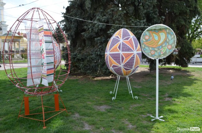 Традиційні писанки, яскраві курчатка і апетитні паски: великодній Луцьк. ФОТОРЕПОРТАЖ