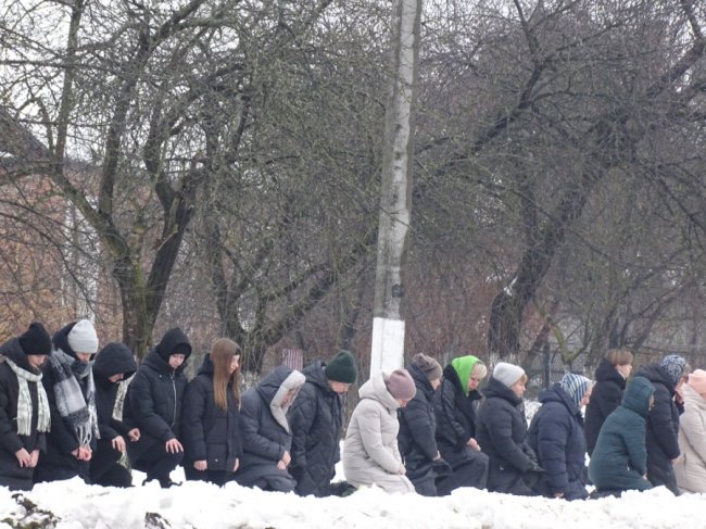 Осиротіли троє донечок: поховали Героя Юрія Марковського з Волині