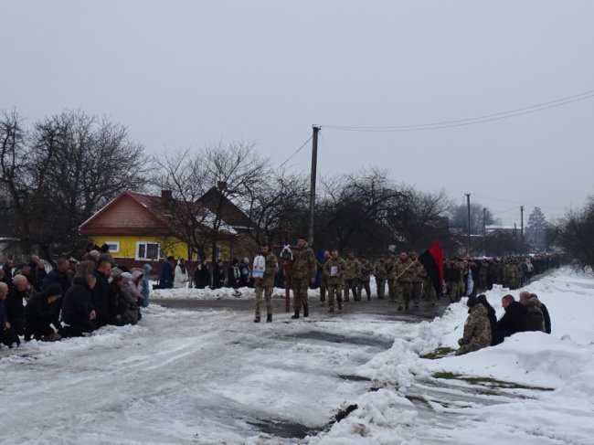 Осиротіли троє донечок: поховали Героя Юрія Марковського з Волині