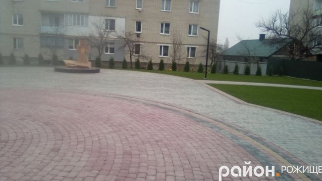 Сквер у місті на Волині озеленюватимуть луцькі комунальники. ФОТО