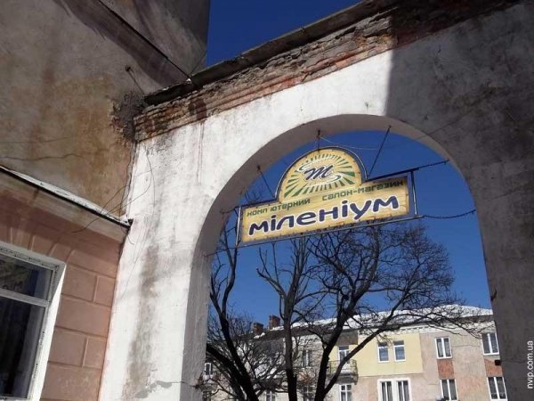 У Нововолинську цегла з арки летить людям на голови. ФОТО