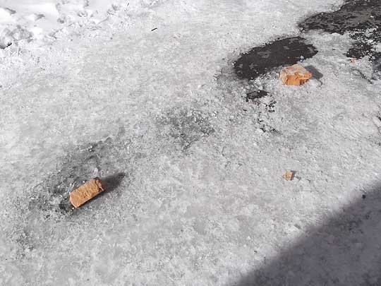 У Нововолинську цегла з арки летить людям на голови. ФОТО