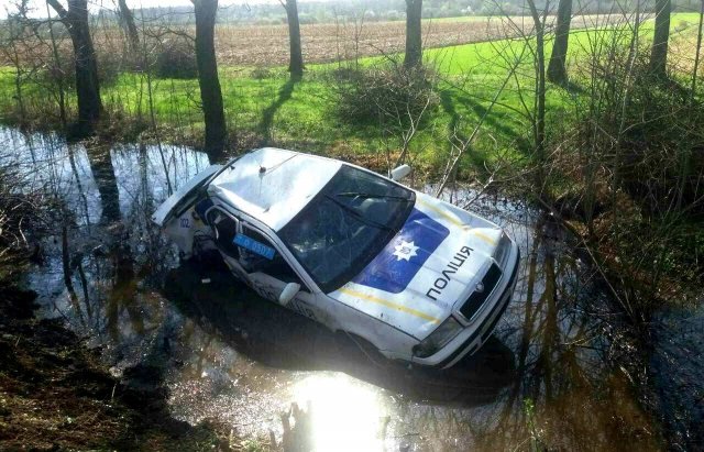 На Закарпатті п'яні поліцейські розтрощили службове авто, - ЗМІ