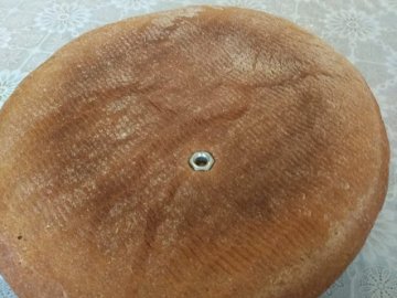  У Луцьку жінка купила хліб із гайкою. ФОТО