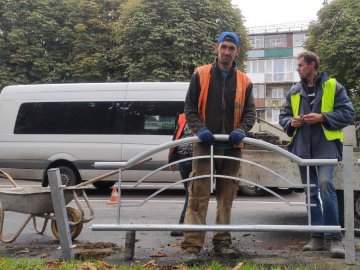 На проспекті Перемоги у Луцьку встановлюють нове огородження: рух ускладнений