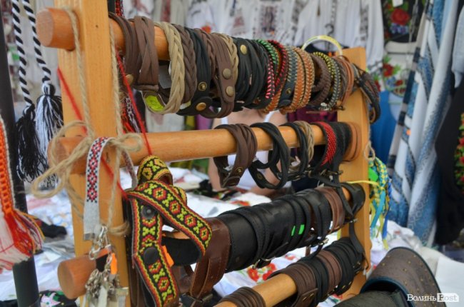 Від і до: які і за скільки сувеніри везуть з «Бандерштату». ФОТО