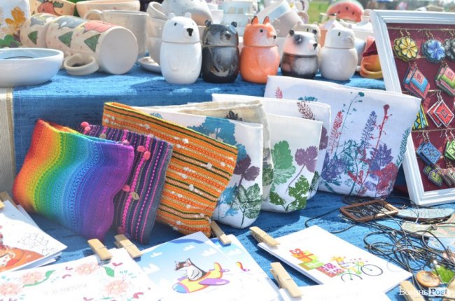 Від і до: які і за скільки сувеніри везуть з «Бандерштату». ФОТО