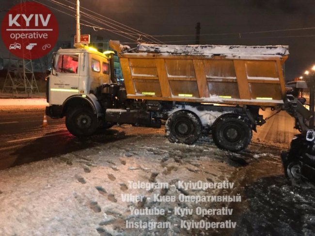 У Києві снігоприбиральна машина вчинила аварію, в якій постраждала дитина
