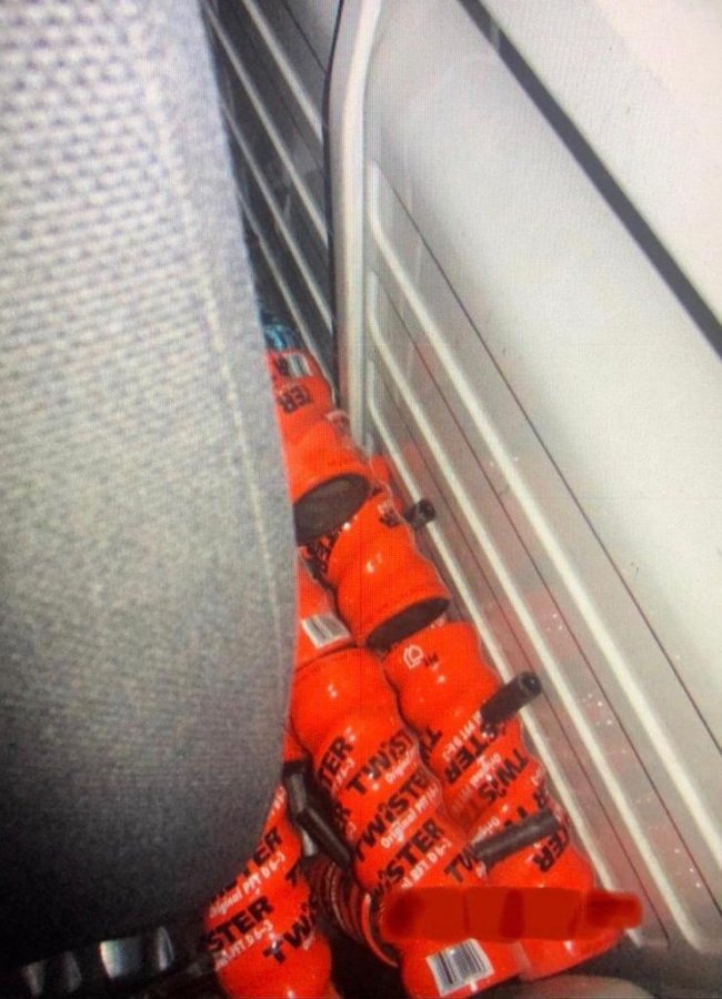 На волинській митниці водій буса намагався приховати товару майже на 100 тисяч гривень. ФОТО