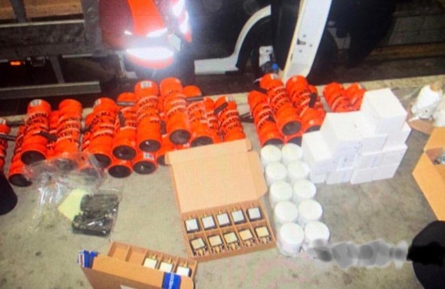 На волинській митниці водій буса намагався приховати товару майже на 100 тисяч гривень. ФОТО