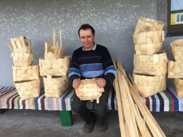Волинянин вже понад 25 років плете корзини із сосни