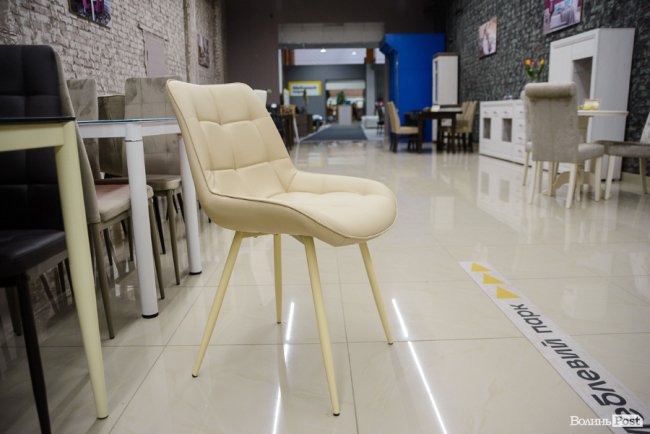У Новий рік – із новими меблями: у луцькому торговому центрі «Нова Маркет» – знижки на столи і дивани. ФОТО*