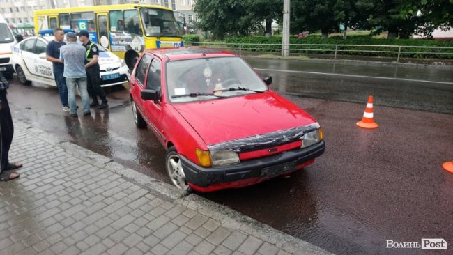 У Луцьку на пішохідному переході збили жінку. ФОТО