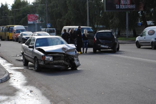 Аварія у Луцьку: Audi влетіло в таксі. ФОТО