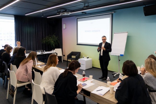 7 200 відвідувачів, 500 консультацій і 3 650 000 грн допомоги: перший рік центру Дія.Бізнес у Луцьку в цифрах