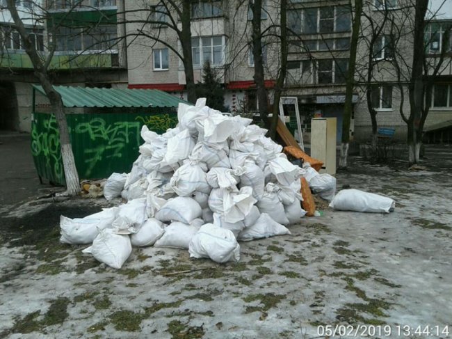 У луцькі двори люди підкинули гори будівельного сміття. ФОТО