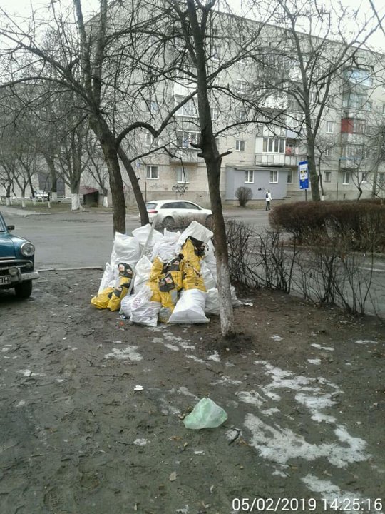 У луцькі двори люди підкинули гори будівельного сміття. ФОТО